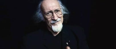 Piero Cassano con sfondo nero