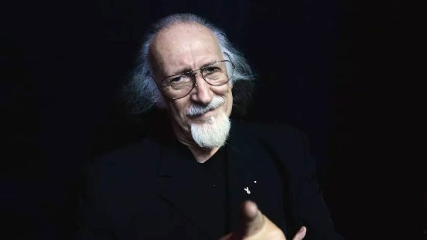 Piero Cassano con sfondo nero