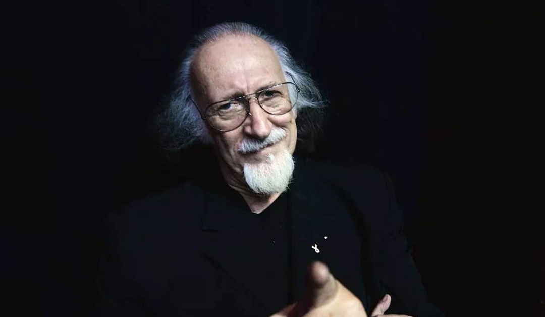 Piero Cassano con sfondo nero