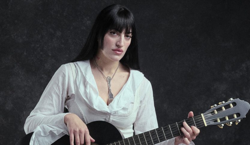 Roshelle con sfondo nero e chitarra