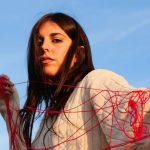 Rossella con sfondo azzurro