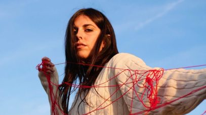 Rossella con sfondo azzurro