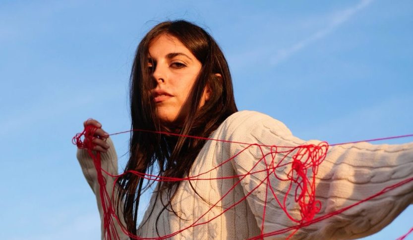 Rossella con sfondo azzurro