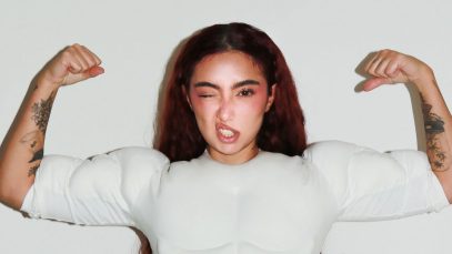 Sissi con sfondo grigio