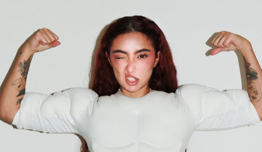 Sissi con sfondo grigio