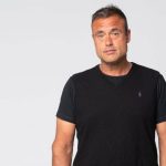 Diego Suarez con sfondo grigio