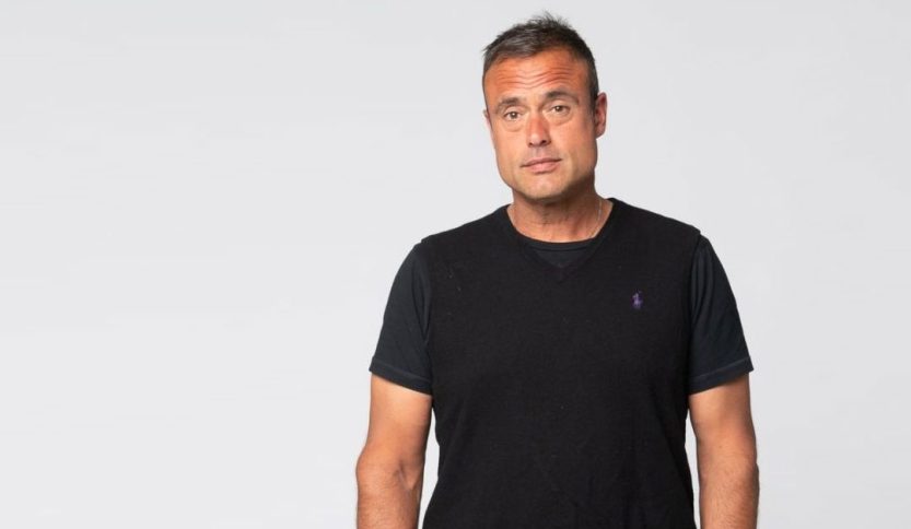 Diego Suarez con sfondo grigio