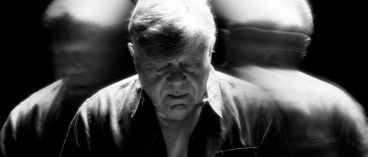 Beppe Carletti con sfondo nero