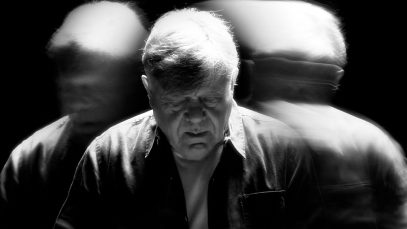 Beppe Carletti con sfondo nero