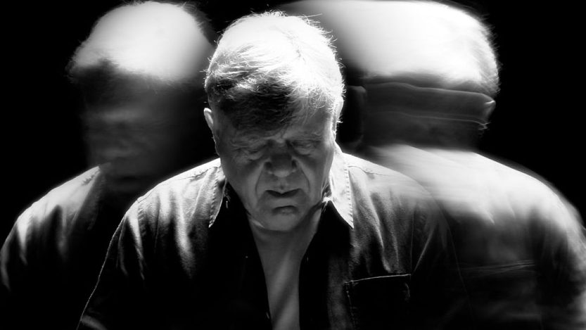 Beppe Carletti con sfondo nero