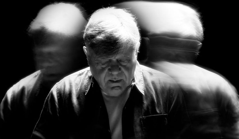 Beppe Carletti con sfondo nero