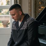 Briga seduto al pianoforte