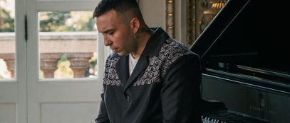 Briga seduto al pianoforte
