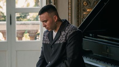 Briga seduto al pianoforte
