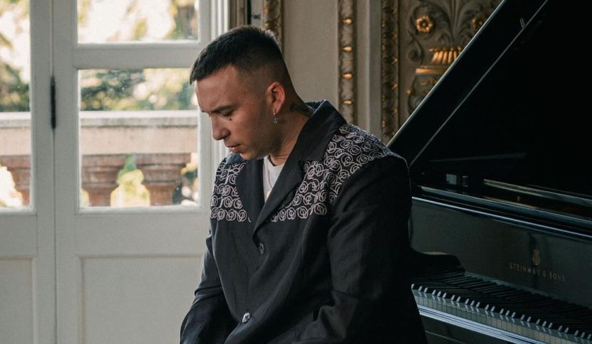 Briga seduto al pianoforte