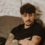 Gabriele Piro su un divano
