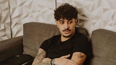 Gabriele Piro su un divano
