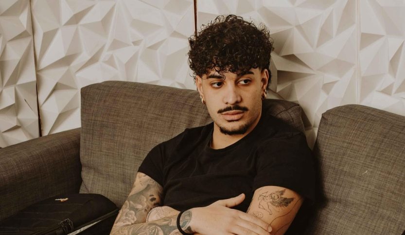 Gabriele Piro su un divano