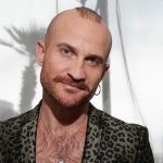 Paolo Camilli con tende dietro