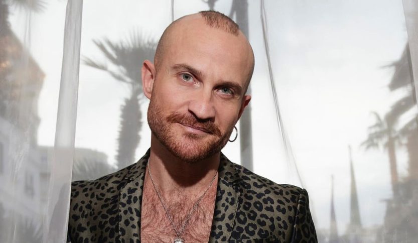 Paolo Camilli con tende dietro