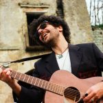 Roberto Colella con una chitarra