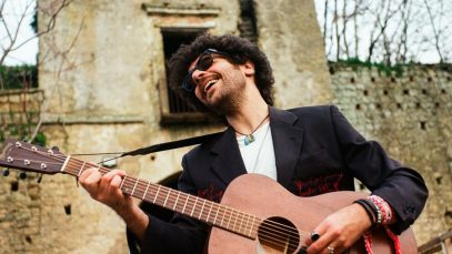 Roberto Colella con una chitarra