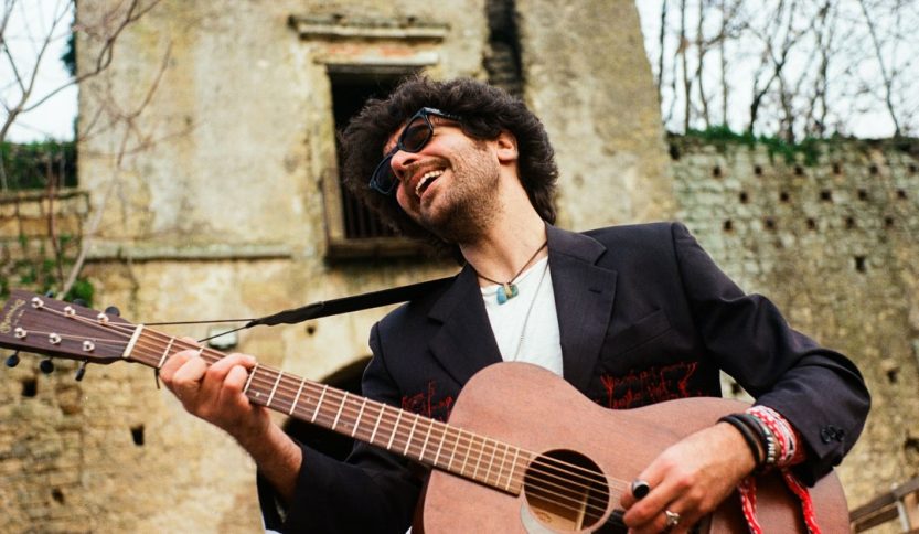 Roberto Colella con una chitarra