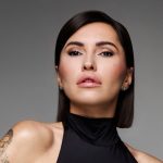 Serena Brancale con sfondo grigio