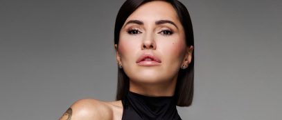 Serena Brancale con sfondo grigio