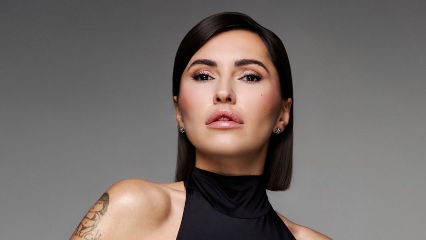 Serena Brancale con sfondo grigio