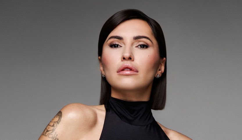Serena Brancale con sfondo grigio