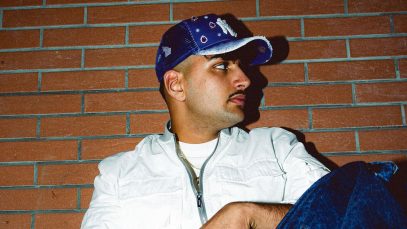 Aman con dietro muro di mattoni