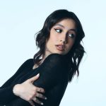 Angie con sfondo azzurro