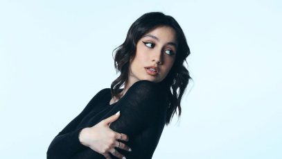Angie con sfondo azzurro