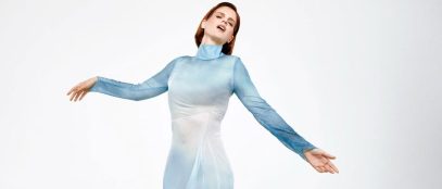 chiara galiazzo con sfondo grigio