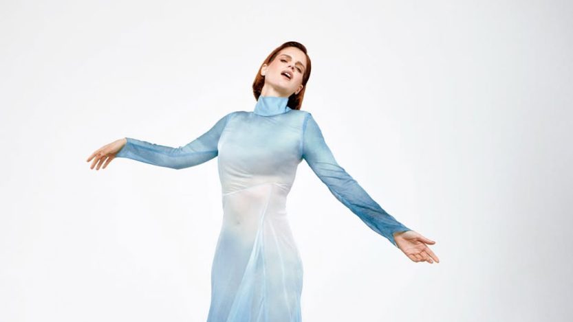 chiara galiazzo con sfondo grigio
