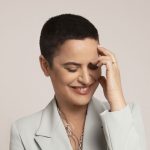 Silvia Salemi con sfondo rosa