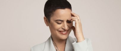Silvia Salemi con sfondo rosa