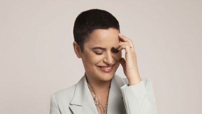 Silvia Salemi con sfondo rosa