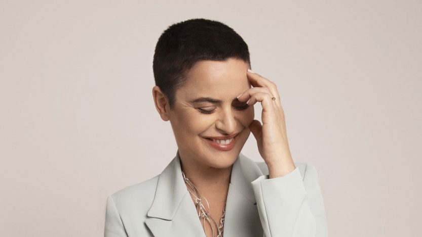 Silvia Salemi con sfondo rosa