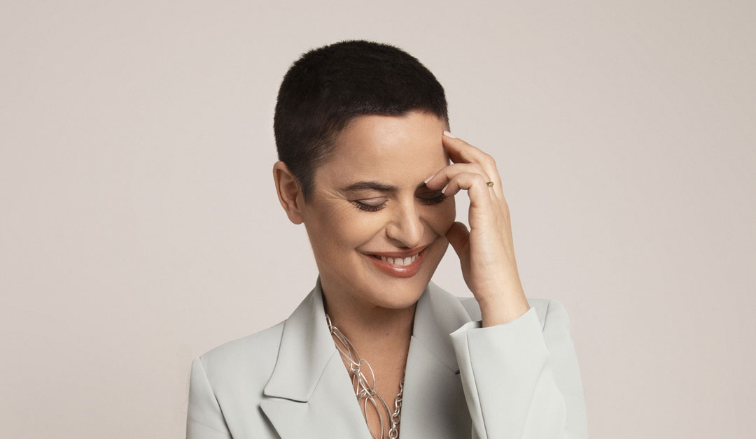 Silvia Salemi con sfondo rosa