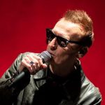 Mauro Ermanno Giovanardi con sfondo rosso
