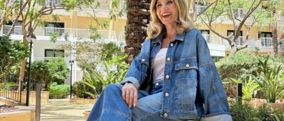 Lorella Cuccarini con dietro delle piante