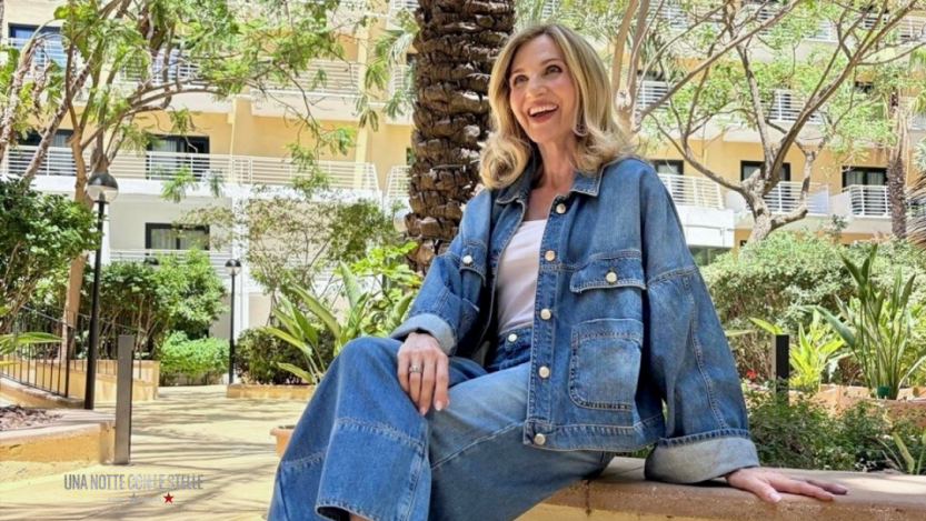 Lorella Cuccarini con dietro delle piante