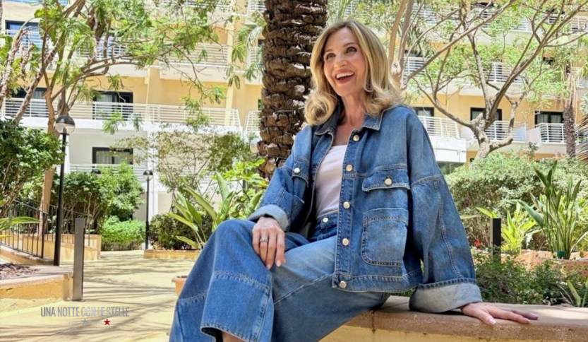 Lorella Cuccarini con dietro delle piante