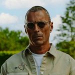 Alex Britti in un giardino