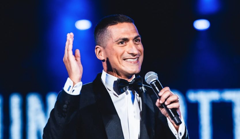 Foto di Keith De Micoli sul palco di Una notte con le stelle 2025