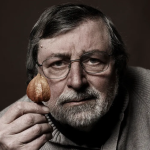 francesco guccini con sfondo marrone