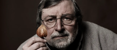 francesco guccini con sfondo marrone