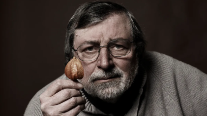 francesco guccini con sfondo marrone